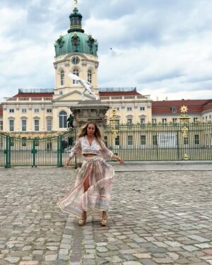 Xenia Seeberg Instagram - Prinzessin für eine Nacht: diese Woche beim Raffaello Summer Day Charity Event im Schloss Charlottenburg in Berlin. Den Augenblick genießen bevor der große Regen kam. Dankeschön @philias dass Du mit dabei warst und fürs geduldig Mama fotografieren . #schlosscharlottenburg #charity #raffaello #princess #berlin #zimmermann #raffaellosummerday