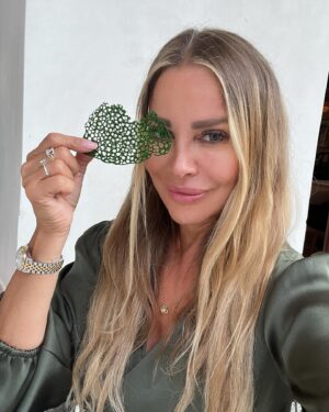 Xenia Seeberg Instagram - Fischnetz-Maske oder essbare Garnitur? Jedenfalls wunderschön hier in Arta auf Mallorca. Und ich bin so froh,  nun ganz bald meinen @philias Schatz wiederzusehen. 
#mask #masked #eathealthy #arta #bestager #bestagermodel #50plus #57 #50plusandfabulous #mallorca #beautyphotography #balericislands #gbd #missmyson #goodbyedeutschland