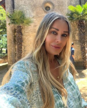Xenia Seeberg Instagram - Innere Eingebung 🖤: ihr kommt an einen quasi magischen Ort, der plötzlich Euer Herz berührt! Ihr wisst nicht warum, aber fühlt es. Als ich vor dieser Kapelle stand, wusste ich, dass irgendetwas passiert war. Eine tiefe Traurigkeit erfüllte mich ohne ersichtlichen Grund. Auch später im Moorea Beach Club, als alle feierten, änderte sich das nicht. Nachts zu Hause erfuhr ich dann, dass meine langjährige wundervolle und wunderschöne Freundin Lynne Riesberg in Laguna Beach verstorben war. Sie hatte nicht mehr auf meine vielen Nachrichten, Mails und Anrufe reagiert. Ich vermutete, sie sei zu ihrer Familie zurück nach Minnesota gezogen nach dem plötzlichen Tod ihres Mannes und sie hätte nun vielleicht eine andere Nummer. Aber mein Bauchgefühl sagte mir, dass etwas nicht stimmte. Hier an diesem Ort war es, als wollte sie mich anschubsen und mir sagen, was passiert war. Ich bin tief erschüttert und traurig und fühle mich schuldig, nicht für sie da gewesen zu sein und nach ihr gesucht zu haben als sie mich brauchte. Ich freute mich schon, sie jetzt im August in Laguna endlich nach 5 Jahren wiederzusehen. Dafür ist es nun zu spät. Als einziger Trost bleibt, dass sie nun wieder mit ihrem geliebten Jim vereint ist.  Und ich weiß, dass wir uns eines Tages auf der anderen Seite wieder sehen werden…! 
Sudden Intuition: have you had this: you get to a magical place and it instantly touches your heart. When I was standing here I felt this sudden deep sadness. My heart was heavy for no apparent reason. Even going to the beach club for the 4th of July celebrations didn’t change that. Later that night I learned that my beautiful dear friend Lynne Riesberg had passed away. She hadn’t answered any of my recent calls, mails and messages and I assumed that she had moved back to Minnesota to be with her family after her beloved husband died. I was wrong and my gut instinct had been telling me but I didn’t listen. I feel heartbroken and ashamed that I wasn’t there for her when she obviously needed me. The only relief is that she is now back with Jim and I know that one day we will see each other again on the other side…! #rip #🖤 #trustyourintuition #liveyourlife #liveyourbestlife