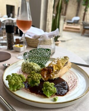Xenia Seeberg Instagram - Fischnetz-Maske oder essbare Garnitur? Jedenfalls wunderschön hier in Arta auf Mallorca. Und ich bin so froh,  nun ganz bald meinen @philias Schatz wiederzusehen. 
#mask #masked #eathealthy #arta #bestager #bestagermodel #50plus #57 #50plusandfabulous #mallorca #beautyphotography #balericislands #gbd #missmyson #goodbyedeutschland
