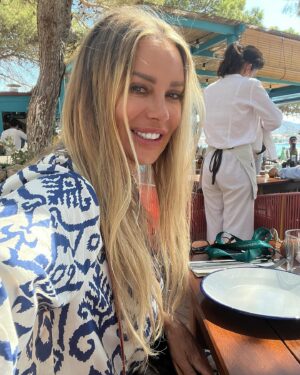 Xenia Seeberg Instagram - Leerer Teller - voller Teller! Ich esse selten Fleisch oder Fisch, aber ab und zu darf es sein. Ich liebe Seeteufel. Liegt vielleicht am Nachnamen? 😅 🤪 Hummer geht nicht, bin allergisch gegen Schalentiere und ich mag auch nicht, dass er für mich ins heiße Wasser geworfen wird. Nennt es Doppelmoral,  aber beim Seeteufel gebe ich mich der schnöden minimal Hoffnung hin, dass er vielleicht an Altersschwäche gestorben ist, bevor er auf meinem Teller landete. Ok also nur ein seltenes Vergnügen für mich. Wie seht ihr das? Hinterher haben wir uns kurz mal das Barefoot Hotel in der Nähe angeschaut. Sehr stylisch und angenehme Atmosphäre. 
#mallorca #seeteufel #monkfish #expatlife #50plusandfabulous #bestager #barblau