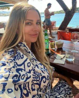 Xenia Seeberg Instagram - Leerer Teller - voller Teller! Ich esse selten Fleisch oder Fisch, aber ab und zu darf es sein. Ich liebe Seeteufel. Liegt vielleicht am Nachnamen? 😅 🤪 Hummer geht nicht, bin allergisch gegen Schalentiere und ich mag auch nicht, dass er für mich ins heiße Wasser geworfen wird. Nennt es Doppelmoral,  aber beim Seeteufel gebe ich mich der schnöden minimal Hoffnung hin, dass er vielleicht an Altersschwäche gestorben ist, bevor er auf meinem Teller landete. Ok also nur ein seltenes Vergnügen für mich. Wie seht ihr das? Hinterher haben wir uns kurz mal das Barefoot Hotel in der Nähe angeschaut. Sehr stylisch und angenehme Atmosphäre. 
#mallorca #seeteufel #monkfish #expatlife #50plusandfabulous #bestager #barblau
