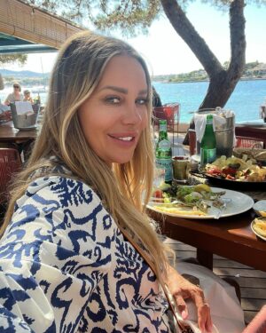 Xenia Seeberg Instagram - Leerer Teller - voller Teller! Ich esse selten Fleisch oder Fisch, aber ab und zu darf es sein. Ich liebe Seeteufel. Liegt vielleicht am Nachnamen? 😅 🤪 Hummer geht nicht, bin allergisch gegen Schalentiere und ich mag auch nicht, dass er für mich ins heiße Wasser geworfen wird. Nennt es Doppelmoral,  aber beim Seeteufel gebe ich mich der schnöden minimal Hoffnung hin, dass er vielleicht an Altersschwäche gestorben ist, bevor er auf meinem Teller landete. Ok also nur ein seltenes Vergnügen für mich. Wie seht ihr das? Hinterher haben wir uns kurz mal das Barefoot Hotel in der Nähe angeschaut. Sehr stylisch und angenehme Atmosphäre. 
#mallorca #seeteufel #monkfish #expatlife #50plusandfabulous #bestager #barblau