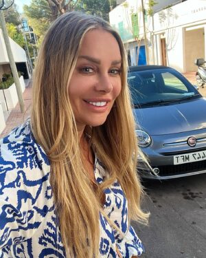 Xenia Seeberg Instagram - Leerer Teller - voller Teller! Ich esse selten Fleisch oder Fisch, aber ab und zu darf es sein. Ich liebe Seeteufel. Liegt vielleicht am Nachnamen? 😅 🤪 Hummer geht nicht, bin allergisch gegen Schalentiere und ich mag auch nicht, dass er für mich ins heiße Wasser geworfen wird. Nennt es Doppelmoral,  aber beim Seeteufel gebe ich mich der schnöden minimal Hoffnung hin, dass er vielleicht an Altersschwäche gestorben ist, bevor er auf meinem Teller landete. Ok also nur ein seltenes Vergnügen für mich. Wie seht ihr das? Hinterher haben wir uns kurz mal das Barefoot Hotel in der Nähe angeschaut. Sehr stylisch und angenehme Atmosphäre. 
#mallorca #seeteufel #monkfish #expatlife #50plusandfabulous #bestager #barblau
