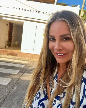Xenia Seeberg Instagram - Leerer Teller - voller Teller! Ich esse selten Fleisch oder Fisch, aber ab und zu darf es sein. Ich liebe Seeteufel. Liegt vielleicht am Nachnamen? 😅 🤪 Hummer geht nicht, bin allergisch gegen Schalentiere und ich mag auch nicht, dass er für mich ins heiße Wasser geworfen wird. Nennt es Doppelmoral,  aber beim Seeteufel gebe ich mich der schnöden minimal Hoffnung hin, dass er vielleicht an Altersschwäche gestorben ist, bevor er auf meinem Teller landete. Ok also nur ein seltenes Vergnügen für mich. Wie seht ihr das? Hinterher haben wir uns kurz mal das Barefoot Hotel in der Nähe angeschaut. Sehr stylisch und angenehme Atmosphäre. 
#mallorca #seeteufel #monkfish #expatlife #50plusandfabulous #bestager #barblau