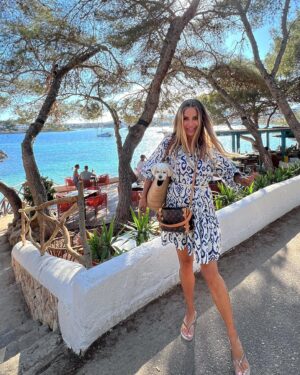 Xenia Seeberg Instagram - So wunderschön in Portocolom. Haluna liebt die Strandtasche, wenn sie zu müde zum Laufen ist. Nach einer weiteren anstrengenden Arbeits-Woche auf der Insel hier mal ein Stündchen entspannen in dieser kleinen malerischen Bucht im @barblauportocolom 
I love this area so much. And Haluna loves the new beach bag when she is too tired to walk. After another week of hard work it’s time to relax for a couple of hours at this restaurant @barblauportocolom in the very picturesque little bay. 
#lovemydog #lovemylife #mallorca #portocolom #expat #expatlife #enjoythemoment #enjoythelittlethings #liveyourlife #liveyourbestlife #bestager #bestagermodel #50plusandfabulous #germanactress #relax #sunshine #loveit