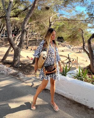 Xenia Seeberg Instagram - So wunderschön in Portocolom. Haluna liebt die Strandtasche, wenn sie zu müde zum Laufen ist. Nach einer weiteren anstrengenden Arbeits-Woche auf der Insel hier mal ein Stündchen entspannen in dieser kleinen malerischen Bucht im @barblauportocolom 
I love this area so much. And Haluna loves the new beach bag when she is too tired to walk. After another week of hard work it’s time to relax for a couple of hours at this restaurant @barblauportocolom in the very picturesque little bay. 
#lovemydog #lovemylife #mallorca #portocolom #expat #expatlife #enjoythemoment #enjoythelittlethings #liveyourlife #liveyourbestlife #bestager #bestagermodel #50plusandfabulous #germanactress #relax #sunshine #loveit