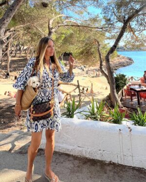 Xenia Seeberg Instagram - So wunderschön in Portocolom. Haluna liebt die Strandtasche, wenn sie zu müde zum Laufen ist. Nach einer weiteren anstrengenden Arbeits-Woche auf der Insel hier mal ein Stündchen entspannen in dieser kleinen malerischen Bucht im @barblauportocolom 
I love this area so much. And Haluna loves the new beach bag when she is too tired to walk. After another week of hard work it’s time to relax for a couple of hours at this restaurant @barblauportocolom in the very picturesque little bay. 
#lovemydog #lovemylife #mallorca #portocolom #expat #expatlife #enjoythemoment #enjoythelittlethings #liveyourlife #liveyourbestlife #bestager #bestagermodel #50plusandfabulous #germanactress #relax #sunshine #loveit