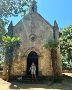 Xenia Seeberg Instagram - Happy 4th of July. Heute mal auf historischen Spuren des Chateau Minuty…! Diese kleine alte Kapelle wurde 1865 errichtet. Gleich gibt es eine kleine Weinprobe…
Today we are visiting this old vineyard Chateau Minuty. The little chapel was built in 1865. Let’s try one of my favorite French Rosé wines… #happyfourthofjuly #happy4thofjuly #laprovence #ramatuelle #sttropez #france #minuty #rosé #chateau #enjoythelittlethings #enjoythemoment #winetasting