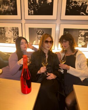 YOSHIKI Instagram - In Tokyo with amazing friends.
I worked with Mica in the cover of VOGUE before.
東京で友達と会った🍓🥂
Micaとは以前一緒にVOGUEの表紙をやった

Yoshiki 

#mica #vogue #yoshiki #model #voguecover #vogue表紙 #edition #yoshikipommery 🥂 #tokyo #champagne
#MicaAragarnaz #beck