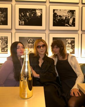 YOSHIKI Instagram - In Tokyo with amazing friends.
I worked with Mica in the cover of VOGUE before.
東京で友達と会った🍓🥂
Micaとは以前一緒にVOGUEの表紙をやった

Yoshiki 

#mica #vogue #yoshiki #model #voguecover #vogue表紙 #edition #yoshikipommery 🥂 #tokyo #champagne
#MicaAragarnaz #beck