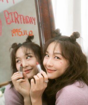 Ya-Gi Lai Instagram - 2023.11.12
Happy birthday to me 🎂💜✨

時間真的好快  真的

謝謝一直在的妳/你們 ，
總讓我知道自己是多麽幸福的人。

前陣子有段期間狀態確實不太好，
在心比較脆弱時經歷了一些事，
從一本書、一場展覽、一段真誠被理解的對談、一些日常的可愛時刻中獲得許多力量。
現在已經好很多，而且是會更好的感覺。

喔！在這一年也因為拍攝新作品、新合作、表演課、打排球認識到許多新朋友😆
（下面的萬年願望也把你們許進去囉！）

永遠不變也最重要的生日願望
希望所有我愛和愛我的人都身體健康🫶🏻

謝謝最親愛的賴拔 芬妮
謝謝勇敢努力的自己

生日快樂  期待未來𓂃𓈒𓏸︎︎︎︎⁡

Photo ｜@liupitz_eyes 
makeup &hair ｜@mikamikatsai