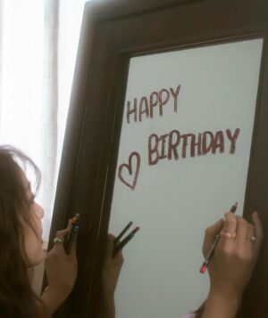 Ya-Gi Lai Instagram - 2023.11.12
Happy birthday to me 🎂💜✨

時間真的好快  真的

謝謝一直在的妳/你們 ，
總讓我知道自己是多麽幸福的人。

前陣子有段期間狀態確實不太好，
在心比較脆弱時經歷了一些事，
從一本書、一場展覽、一段真誠被理解的對談、一些日常的可愛時刻中獲得許多力量。
現在已經好很多，而且是會更好的感覺。

喔！在這一年也因為拍攝新作品、新合作、表演課、打排球認識到許多新朋友😆
（下面的萬年願望也把你們許進去囉！）

永遠不變也最重要的生日願望
希望所有我愛和愛我的人都身體健康🫶🏻

謝謝最親愛的賴拔 芬妮
謝謝勇敢努力的自己

生日快樂  期待未來𓂃𓈒𓏸︎︎︎︎⁡

Photo ｜@liupitz_eyes 
makeup &hair ｜@mikamikatsai