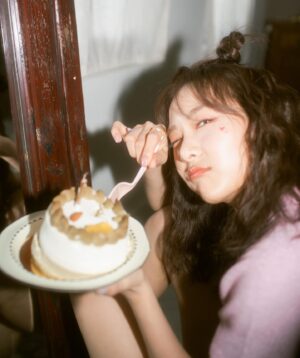 Ya-Gi Lai Instagram - 2023.11.12
Happy birthday to me 🎂💜✨

時間真的好快  真的

謝謝一直在的妳/你們 ，
總讓我知道自己是多麽幸福的人。

前陣子有段期間狀態確實不太好，
在心比較脆弱時經歷了一些事，
從一本書、一場展覽、一段真誠被理解的對談、一些日常的可愛時刻中獲得許多力量。
現在已經好很多，而且是會更好的感覺。

喔！在這一年也因為拍攝新作品、新合作、表演課、打排球認識到許多新朋友😆
（下面的萬年願望也把你們許進去囉！）

永遠不變也最重要的生日願望
希望所有我愛和愛我的人都身體健康🫶🏻

謝謝最親愛的賴拔 芬妮
謝謝勇敢努力的自己

生日快樂  期待未來𓂃𓈒𓏸︎︎︎︎⁡

Photo ｜@liupitz_eyes 
makeup &hair ｜@mikamikatsai