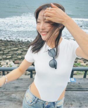 Ya-Gi Lai Instagram - 🌧️🌊🎶 🫶🏻
天空偶爾飄著雨 海面偶爾不平靜
謝謝身邊擁有的愛與溫柔
晴天時再來一次吧  我說好