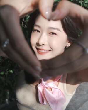 Ya-Gi Lai Instagram - 🎀🫶🏻🌿
「我們擁有的最大的自由，就是可以選擇如何回應發生的事。」-The Boy, the Mole, the Fox and the Horse

我是雅琪，想透過小小的影響力，在10.22國際乳癌防治日這天跟女孩們說，關注自己的身體變化是每一位女性愛自己最直接的表現，醫療科技不斷進步，面對乳癌，放棄從來不是選項。
願所有堅強的心，都能好好放心 ❤︎‬

三陰性乳癌完整影片🔗 https://lihi3.cc/3QGT0

Photo @jocelyn_0120 @flaneues_120 
#三陰性乳癌 #乳癌防治 #國際乳癌防治月