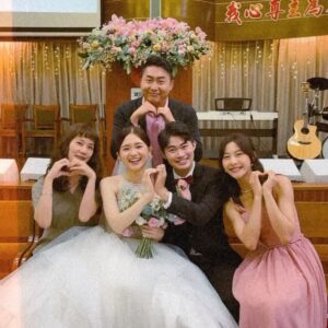 Ya-Gi Lai Instagram - ：「要幸福唷💐💖」
如果說 “人生每個階段會有不同的人停留”
那麽很開心大學畢業後的我們依舊在彼此生命裡
不會忘記這段友誼相遇在「605」
當了四年室友參與青春也參與妳的愛情
能以伴娘的身分參與妳邁入新階段真的好感動
恭喜阿旭and 于  要幸福要健康 🫶🏻✨🎊

最後三張分別
1.大一的女子宿舍605
2.一起用獎學金去泰國的我們
3.新娘子下班之辦婚禮真的好累🤣？