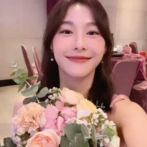 Ya-Gi Lai Instagram - ：「要幸福唷💐💖」
如果說 “人生每個階段會有不同的人停留”
那麽很開心大學畢業後的我們依舊在彼此生命裡
不會忘記這段友誼相遇在「605」
當了四年室友參與青春也參與妳的愛情
能以伴娘的身分參與妳邁入新階段真的好感動
恭喜阿旭and 于  要幸福要健康 🫶🏻✨🎊

最後三張分別
1.大一的女子宿舍605
2.一起用獎學金去泰國的我們
3.新娘子下班之辦婚禮真的好累🤣？