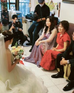 Ya-Gi Lai Instagram - ：「要幸福唷💐💖」
如果說 “人生每個階段會有不同的人停留”
那麽很開心大學畢業後的我們依舊在彼此生命裡
不會忘記這段友誼相遇在「605」
當了四年室友參與青春也參與妳的愛情
能以伴娘的身分參與妳邁入新階段真的好感動
恭喜阿旭and 于  要幸福要健康 🫶🏻✨🎊

最後三張分別
1.大一的女子宿舍605
2.一起用獎學金去泰國的我們
3.新娘子下班之辦婚禮真的好累🤣？