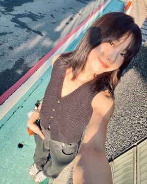 Ya-Gi Lai Instagram - 🍂🩵✨💇🏻‍♀️ 
告別20公分與秋天街道上的陽光