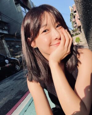 Ya-Gi Lai Instagram - 🍂🩵✨💇🏻‍♀️ 
告別20公分與秋天街道上的陽光