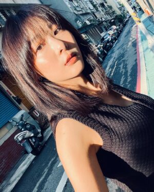 Ya-Gi Lai Instagram - 🍂🩵✨💇🏻‍♀️ 
告別20公分與秋天街道上的陽光