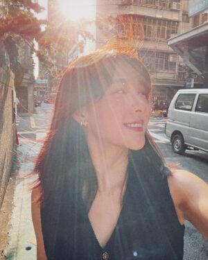 Ya-Gi Lai Instagram - 🍂🩵✨💇🏻‍♀️ 
告別20公分與秋天街道上的陽光