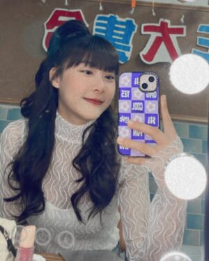 Ya-Gi Lai Instagram - 今天點名這位女孩🎬🧩👻
熱心善良 嘴巴總是快腦袋2拍
It’s 田欣but 大家叫他芭比💜
#女兒大人加個賴