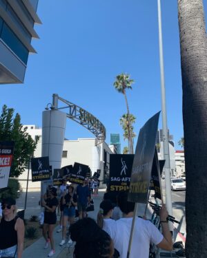 Yaani King Mondschein Instagram - #PICKETures from this week at Netflix with some beautiful people!!
Come out and support! You don’t have to be in the union to stand in solidarity with us! We’re ALL affected by this wave of corporate greed.  Enough is Enough. 💪🏾💪🏾
#SAGAFTRAstrong #Power2Performers #WGAstrong