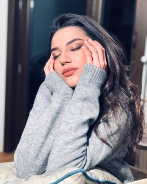 Yağmur Çokgenç Instagram - O zaman Gülşit makyajlı bir #tb gelsin 💁🏻‍♀️ Çok güzel uzun bir yazı yazmak isterdim buraya ama şu dönemde aklı selim insanlar zaten her şeyin farkında.. Korkum diğerlerine laf anlatmaya çalışacak olmam ve inanın buna gücüm yok.. Sizi seviyorum ve bu sürecin bir an önce geçmesini diliyorum.. Umut her zaman vardır ve şükredecek şeyler de tabii ki.. Sağlıkla kalın ❤️
