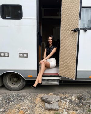 Yağmur Çokgenç Instagram - Sektördeki 5. senemi doldurmuş olmanın şerefine karavan pozları paylaşmak istedim 🤍 İyi ki 🌸