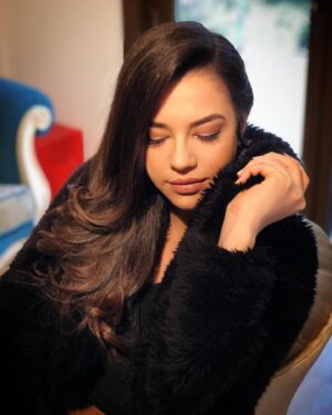 Yağmur Çokgenç Instagram - Günün tavsiyesi, sevmekten vazgeçmeyin! 🌸 @gulsennnazra makyajı 🤎
