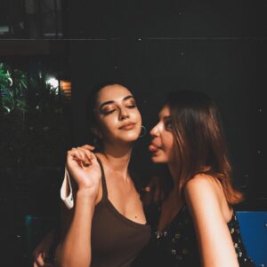 Yağmur Çokgenç Instagram - Ne yazıyım nerden başlıyım bilmiyorum dolu dolu 7 sene.. Her şeyden önce 15 yaşından bu yana hayatımın belki de en deli dolu zamanlarında benimle olduğun için minnettarım. Varlığının verdiği mutluluk ve dostluğunun verdiği güven en zor günümde bile huzurlu uyumamı sağladı. Kötüyüm dediğimde kilometre, yol, semt, şehir dinlemeden yanıma koşmalarının hepsi kalbimin en derinlerinde saklı. Seni çok seviyorum.. İyi ki doğmuşsun ve iyi ki varsın.. Hep mutlu ol kız kardeşim, o güzel gülümsemen hiç solmasın.. İçindeki kız çocuğu hiç büyümesin 💖