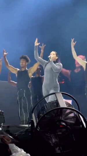 Yainer Ariza Instagram - CON ALTURA !!! Gracias mi colombia por esa energía  tan linda anoche 🤍🇨🇴 ya no puedo esperar a volver  a la tierrita ! 
@rosalia.vt La que puede , PUEDE ! 
.
@lollapaloozabr You next ! 
.
.
Choreography by @charmladonna 🥵