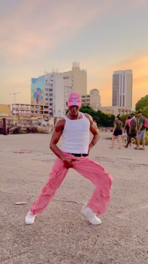 Yainer Ariza Instagram - There is no sunset like in cartagena !! Punto final. 
Had to learn this one really quick @karonlynntv 🫣🥵
.
.
Wearing @aelfricedenofficial 
#cartagena #dance #viralvideos #sunset #caribe #caribbeanmusic