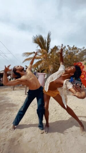 Yainer Ariza Instagram - “SOFRITO” Desarrollo

«Un homenaje a la cuchara y al caldero en el patio de la casa grande, Cartagena». 

El arte de fritar la vida a través de la danza. 

Gracias a Getsemaní, «barrio de bravos» por acoger este movimiento.

Bailarines y creadores @erickmolinares & @yai_ariza 
Camara y color:  @cuentohistoriasconectomundos 
Edición : @capucine_angers 

#sofrito #cartagena #elbarrio #danza #arte #lacuchara