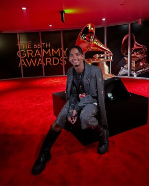 Yainer Ariza Instagram - 66th GRAMMYS AWARDS W/ @dualipa 
.
.
Muy orgulloso me siento de mi , de donde vengo y a donde eh llegado siendo bien terco y siempre invirtiendole toda mi energia, pasion y amor a mi carrera con la danza ! Es muy loco pensar en todos  los escenarios tan increíbles y mágicos que eh pisado despues de tanto tiempo de trabajo y sacrificios!! 
.
Ayer baile por primera vez en los grammys con el corazón lleno de felicidad y pensando en todos aquellos a quien amo con mi vida !!! Ustedes son parte fundamental de mi y no saben cuanto ! Mi familia , mis amigos mas cercanos y el amorsh 🙃 Les agradezco tanto el amor y el apoyo que siempre le han brindado al Yai 🥲❤️
.
Mucho amor for this girls @charmladonna @sharon.june @sammileejayne @cleartalentgroup WE ATE THAT LOL ❤️‍🔥 had the best time on stage dancing with so many talented humans 💫
.
GRACIASSSSS 
#grammys2024 #colombiarepresent