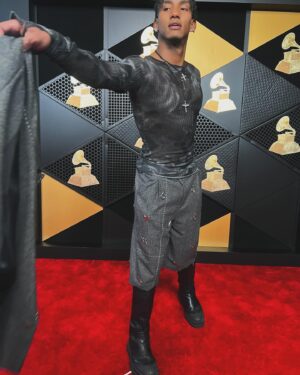 Yainer Ariza Instagram - 66th GRAMMYS AWARDS W/ @dualipa 
.
.
Muy orgulloso me siento de mi , de donde vengo y a donde eh llegado siendo bien terco y siempre invirtiendole toda mi energia, pasion y amor a mi carrera con la danza ! Es muy loco pensar en todos  los escenarios tan increíbles y mágicos que eh pisado despues de tanto tiempo de trabajo y sacrificios!! 
.
Ayer baile por primera vez en los grammys con el corazón lleno de felicidad y pensando en todos aquellos a quien amo con mi vida !!! Ustedes son parte fundamental de mi y no saben cuanto ! Mi familia , mis amigos mas cercanos y el amorsh 🙃 Les agradezco tanto el amor y el apoyo que siempre le han brindado al Yai 🥲❤️
.
Mucho amor for this girls @charmladonna @sharon.june @sammileejayne @cleartalentgroup WE ATE THAT LOL ❤️‍🔥 had the best time on stage dancing with so many talented humans 💫
.
GRACIASSSSS 
#grammys2024 #colombiarepresent