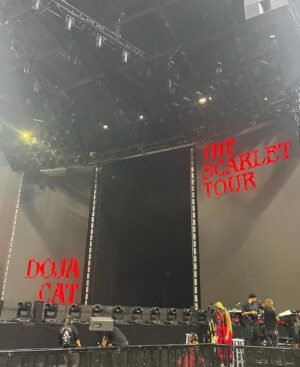 Yainer Ariza Instagram - SCARLET TOUR 
SCARLET TOUR 
SCARLET TOUR w/ @dojacat 
So grateful to be back on the road once again doing what i love with this amazing humans 🙏🏾
👀Nos vemos in your city , LA u are next 😤🥵
.
#dojacat #scarlettour #colombiarepresent