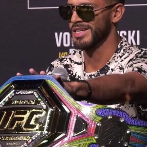 Yair Rodríguez Instagram - Yair Rodriguez shows off his custom belt 🏆 #UFC290
