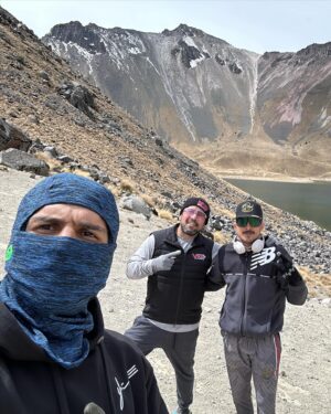 Yair Rodríguez Instagram - Actúa normal te estoy grabando 👀🌋
.
Hermosa vista desde el volcán nevado de Toluca, se alcanzaban a ver el Popocatépetl y el iztaccíhuatl a nuestra espalda. Hoy fueron 5km corriendo y 14km en bici 🚲 nada mal para un ombligo de semana! Saludos 🫡