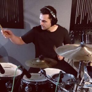 Yalçın Hafızoğlu Instagram - Çaldığım projelerden video serilerine Alkera - A Living Prison ile başlıyorum. Tamamını yakında 'Yalçın Hafızoğlu' Youtube kanalından izleyebilirsiniz. 

@alkeraband 
@riffnnightrecords (davul kaydı)
@farukaydintoksoz (davul miksi) 
@ogibur (kamera)