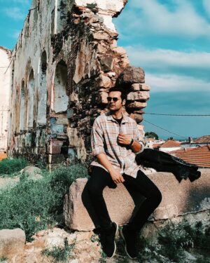 Yalçın Hafızoğlu Instagram - Yine viran, metruk bir yerdeyim.