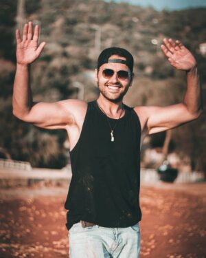 Yalçın Hafızoğlu Instagram - Bir zamanlar, çok yakın bir gelecek... Sadece sabır. Umarım en kısa sürede bu salgın sona erer/erdirilir. Bu tip süreçlerde sıradan bir günün kıymetini daha iyi anlıyoruz. Evde kalmaya çalıştığımız şu günlerde basit kavgaların, kalp kırmaların ne kadar saçma olduğunu anlamak için çok zamanımız var. Hatta yaşamak istediğimiz hayatlar için düşünmeye... Umarım herkes kendi payına çıkarımını yapacak ve hep birlikte daha güzel yarınlara koşacağız. Büyük üstad Bob Marley' in de dediği gibi "Baby, don't worry about a thing. Couse, Every little thing is gonna be alright" 
#evdekal #covid_19 #tb
