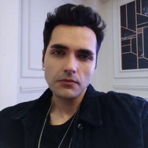 Yalçın Hafızoğlu Instagram - Yok hayır, vampir dizisine başlamadım.