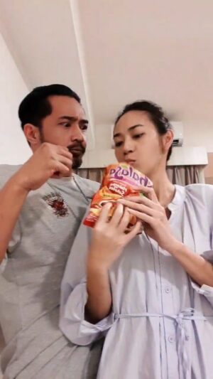 Yama Carlos Instagram - Waduh sampe berebutan gituh @thalasa.snack nyaa!?
Beli ajah di @alfamart kak @yamacarlos7 biar ga berebutan, mumpung lagi diskon 22% jadi cuma Rp 6900💃🍠💜💜🥳

#thalasasnack memang keripik Talas yg lezat, gurih, sehat bergizi mengandung banyak 
• Vitamin A, C, D, E
• Serat pangan dan karbo kompleks yg ga bikin gemuk
• Protein dan Antioksidan 
Serta rendah kalori, lemak dan kolesterol 

#keripiktalas
#maknyossehatos
#maknyos
#sehatos
#snacksehat