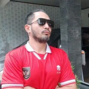 Yama Carlos Instagram - KING INDO MAKIN SAKTI...💪💪💪
#yamacarlos #babamarco #airnations #actor #model #francnobel #optikseis #kacamata #timnasindonesia #erickthohir #sepakbola #juara #pialadunia #pssi #pujituhan