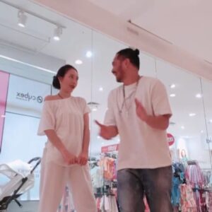Yama Carlos Instagram - Anak 90an kumpul2...yg tau judulnya, silahkan ramaikan kololm komentar 🕺🕺🕺
@carinaivola 

#yamacarlos #carinaivola #babamarco #airnations #actor #ceritayamacarina #happy #love #couple #pujituhan