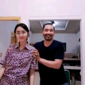 Yama Carlos Instagram - Dulu waktu kau masih bayi, Bang Yama cium2 n gendong2 sampe rebutan ama Tatamu. 
Sekarang kok kau dah gede sih, Ko @akikomrcia_ 
❤❤❤

#yamacarlos #akiko #babamarco #airnations #actor #family #love #pujituhan