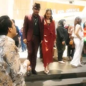 Yama Carlos Instagram - Maka TERJADILAH 🙏🙏🙏
#yamacarlos #carinaivola #ceritayamacarina #premiere #rambutkafan #babamarco #airnations #actor #model #pujituhan